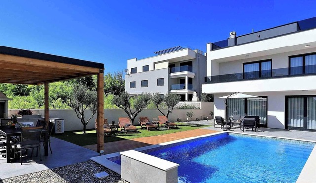 Villa Frantin - Heated Pool, Jacuzzi, Sauna, BBQ, Activites
