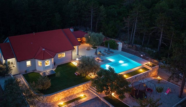 Villa Green Escape: Your Serene Family Getaway Awaits in Grubine