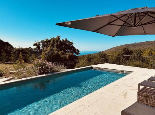 Villa in Hanglage mit Pool und Meerblick in Mošćenice