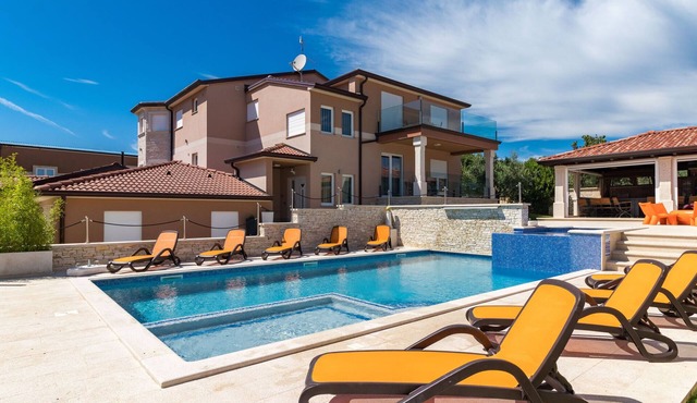 Villa in Pula with Pool near Roman Arena