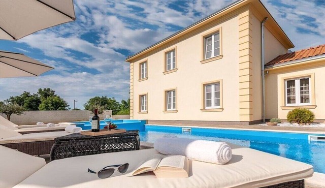 Villa in Rojnići with swimming pool in Rojnići