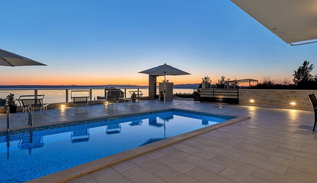 Villa Infinite mit Schwimmbad und Meerblick by Interhome