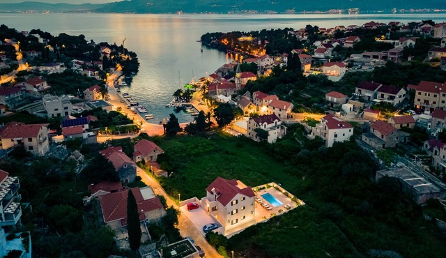 Villa Janie - Luxury Multi-Level Estate with Pool in Splitska