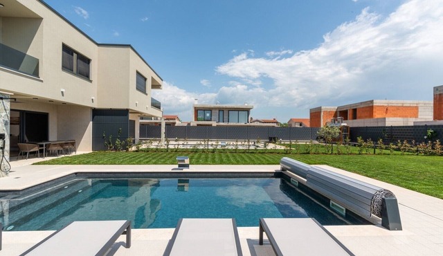 Villa Jelena – New Elegant Villa with 3 Bedrooms for 6 Guests, Private Pool and near to sea