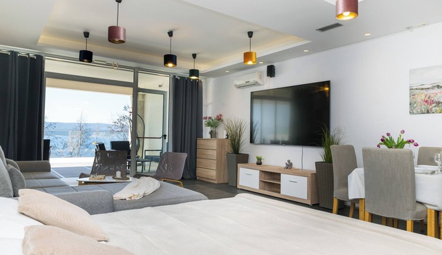 Villa Jolara - Luxury Apartment By The Pool in Mimice