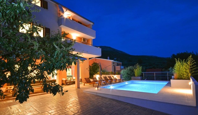 "Villa Karmen" Split, Private Garden & Heated Pool