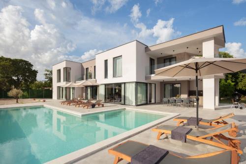 Villa KM 5 Bedroom with heted pool and garden