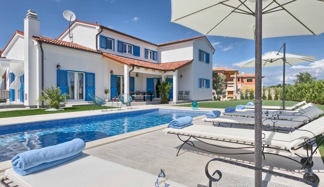 Villa Lara - Modern Family Villa with Heated Pool