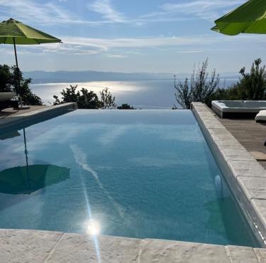 Villa Lily-Dog Friendly, Private Jaccuzzi&Spa,Shared Infinity Pool, Sea View in Dobreć