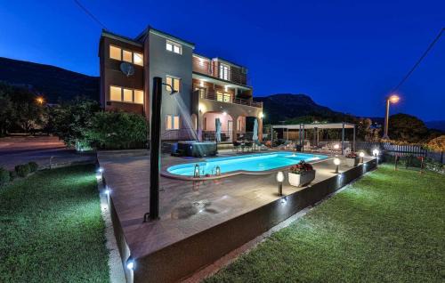 Villa Lioness in Kastel Luksic, playground & pool