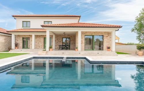 Villa LORNA S BAZENOM in Biograd na Moru