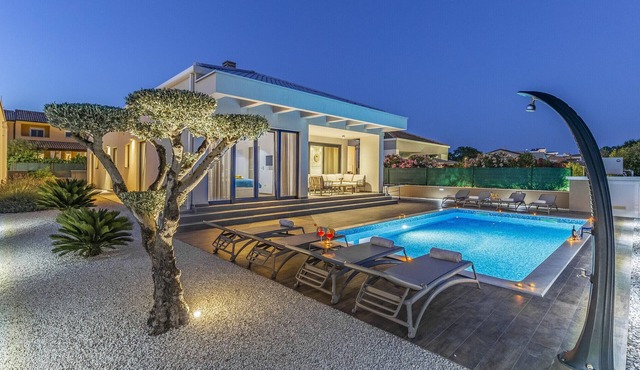 Villa Luna & Pia in Pula for 10 people with heated pool
