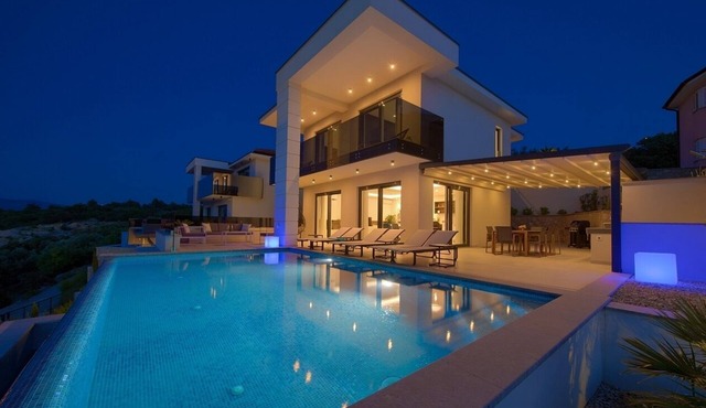 Villa MAJESTIC with an indoor and outdoor pool, sauna, and beautiful views