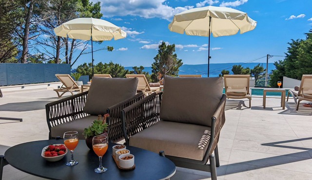 Villa Maria - Heated Pool, Sea & Mountain Views, Basketball & Badminton Court