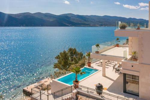 VILLA MARIS -heated pool,sauna,first row sea beach