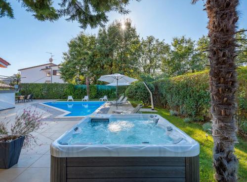 Villa Martimar with pool and hot tub in Istria in Rošini