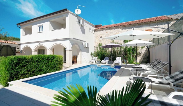 Villa Martin Enclosed Yard, Stone BBQ & Pavilion Village Centre in Kringa