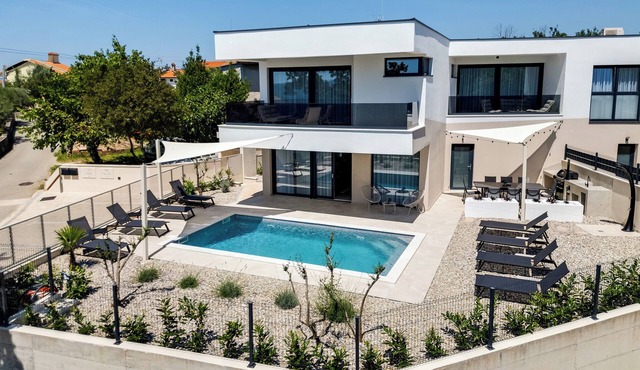 Villa Mirakul - New modern villa with pool, close to the beach