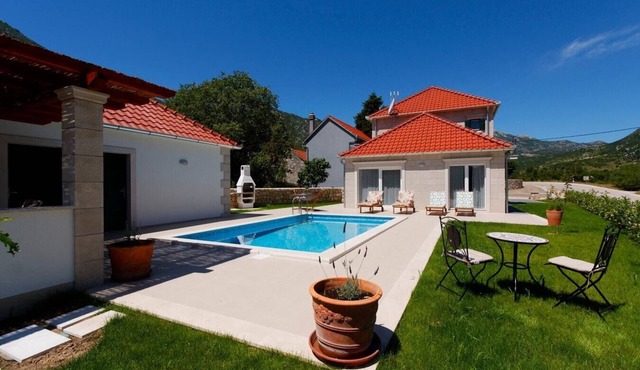 Villa Mirma, with private heated pool in Župa