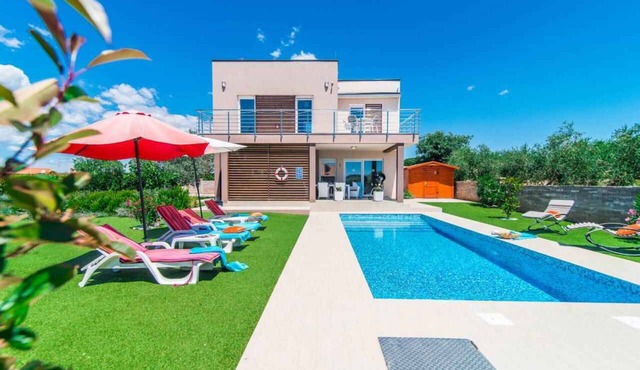 Villa mit Pool und Klimaanlage in Galižana
