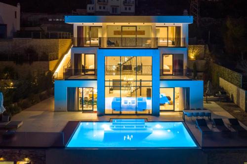 Villa Naya with Heated Pool and Hot Tub in Veprinac