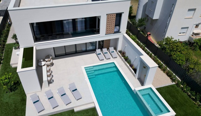 Villa NikandranA six bedroom Villa designed for a perfect holiday