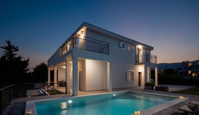 Villa Pensa - First line to the sea, newly built luxury villa in Kaštel Štafilic