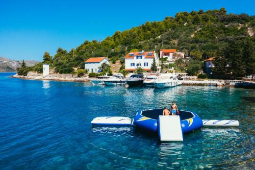 Villa Rava Hotel & restaurant in Rava