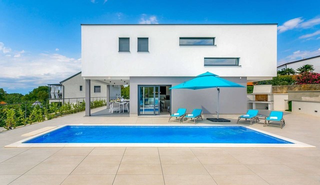 Villa Revlon - Four Bedroom Villa, Sleeps 10 in Sveti Vid-Miholjice