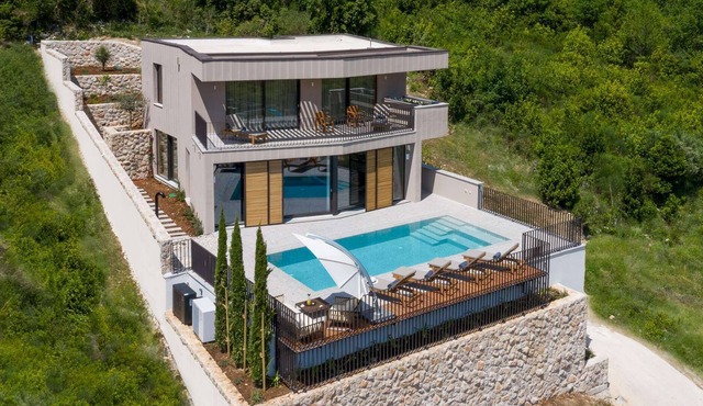 Villa Ritz - 5 star villa with a spa, Jacuzzi and sauna, pool, gym and e-bikes in Rozat