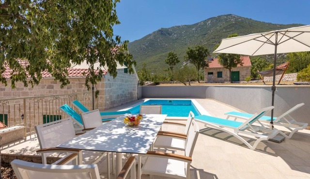 Villa Roglic - Four Bedroom Villa, Sleeps 8 in Župa