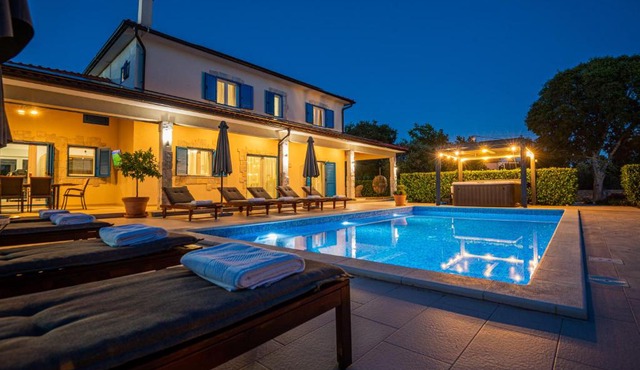 Villa Romansa Miljevci with private tennis court, heated pool, Jacuzzi and sauna