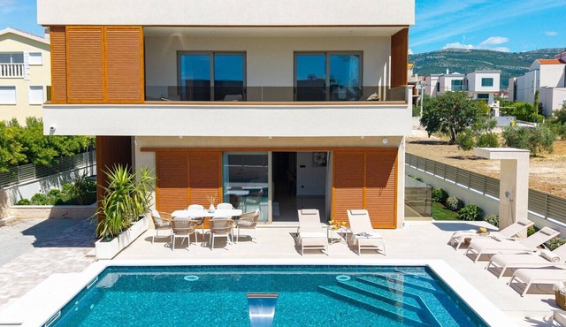 Villa San Pietro – A Luxurious Seaside Retreat in Kaštel Štafilić