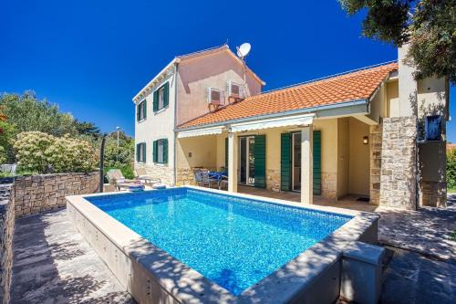 Villa SAN with heated pool, traditional surroundings, 3-bedrooms in Nerežišća