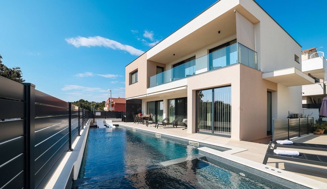 Villa Santa with heated pool in Pakoštane