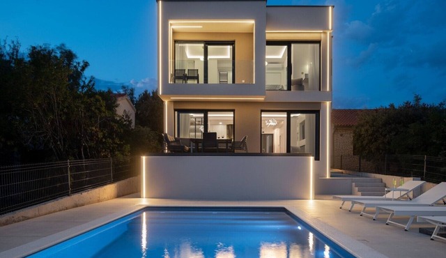 Villa Silvio first row, heated infinity pool bbg family