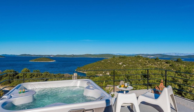 Villa Sun House/w Rooftop Jacuzzi & Sea View, Dragove, Croatia