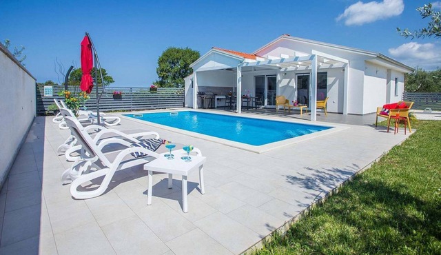 Villa Sunrise is a modern ground-floor holiday home in the small place Stinjan in Stinjan (Pula)
