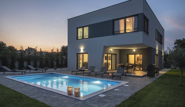 Villa Tika for 8 persons in Pula for families with kids playground