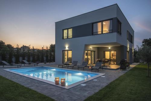 Villa Tika in Pula for families with kids playground in Jadreški