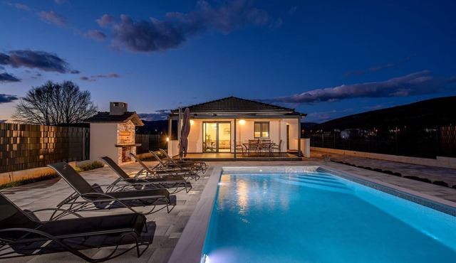 Villa Tranquilla - Peaceful Escape with Heated Pool in Dicmo Osoje