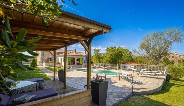 Villa Vinci with swimming pool & playground