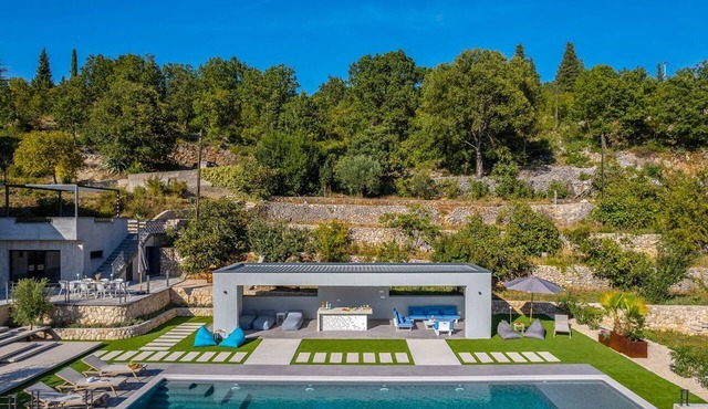 Villa Vine - Six Bedroom Villa, Sleeps 12 in Donji Vinjani