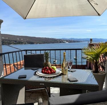Villa Volos apartment Karmen with roof terrace, sea view, free private parking in Opatija