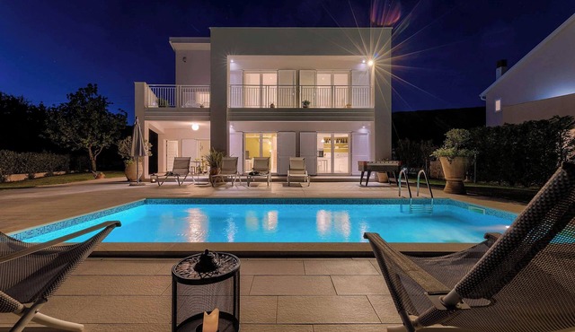Villa White Pebble I