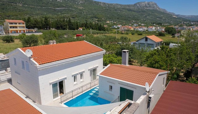 Villa White Rose with heated pool in Kaštela