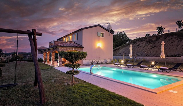 Villa with a pool for 4 persons with garden and beautiful view of Motovun.