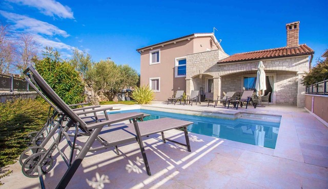 Villa with air conditioning and outdoor pool