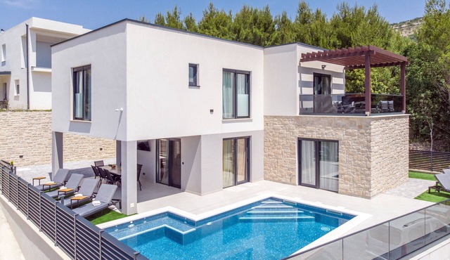 Villa with heated Pool near Omiš, Split & Makarska in Tugare