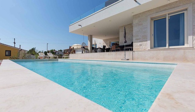 Villa with pool and air conditioning